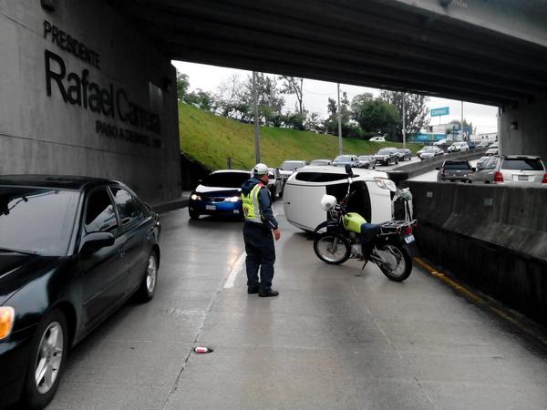 SanezBreyner's tweet photo. @lamarca94fm @amilcarmontejo .vehículo volcado en Rafael carrera z.15 http://t.co/FmvEOODeLU