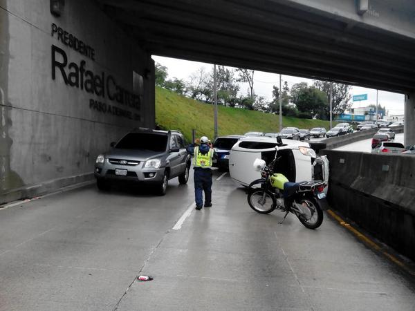 SanezBreyner's tweet photo. @lamarca94fm @amilcarmontejo .vehículo volcado en Rafael carrera z.15 http://t.co/FmvEOODeLU