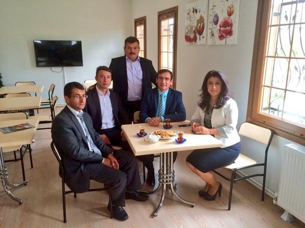 KazanKagem's tweet photo. Kazan orta okulu Müdürümüz sn.ali Tunca ve Kıymetli misafirlerimiz Merkezimize şereflendirdiler.@Lokman_Erturk http://t.co/UgdgsZmHxv