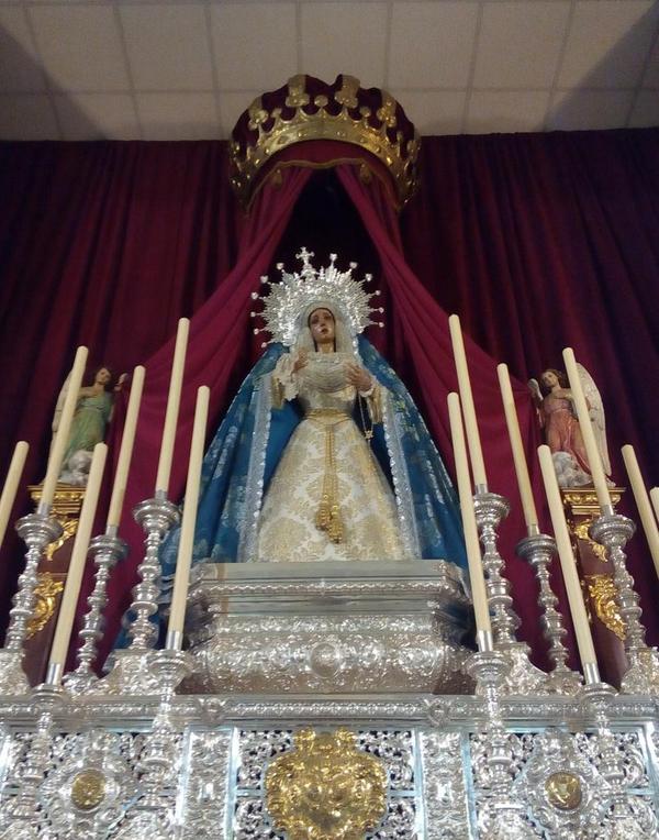 HdadPinoMontano's tweet photo. Agradecer a @asuncioncanti el préstamo de la corona de cultos que engalana en esta ocasión nuestro Altar http://t.co/TC3ZpdH1Wf