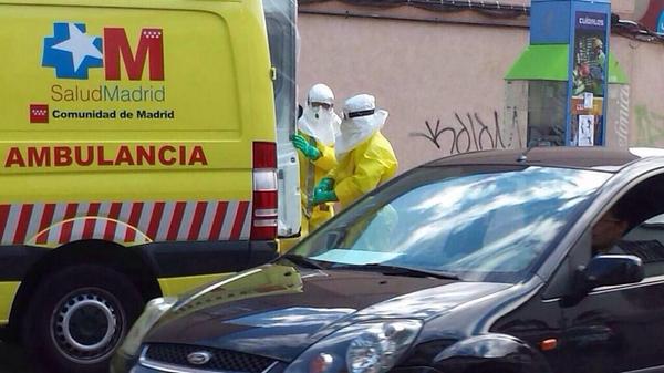 CesarBerSan's tweet photo. Se han visto unidades médicas por Fuenlabrada #Ebola http://t.co/TYunR5xiGQ