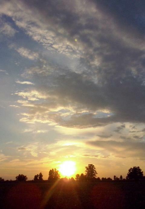 AlessiaTorre7's tweet photo. É il tramonto
e il sole scompare.
La luna splende

#haiku @2CRI1415 http://t.co/faVeoHWDN1