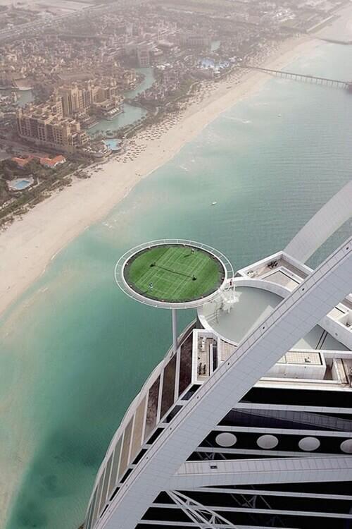 Es_Lujo's tweet photo. La cancha de tenis más alta del mundo
está en el Hotel Burj Al Arab de Dubai #tenislove http://t.co/bDOiNFgkEp