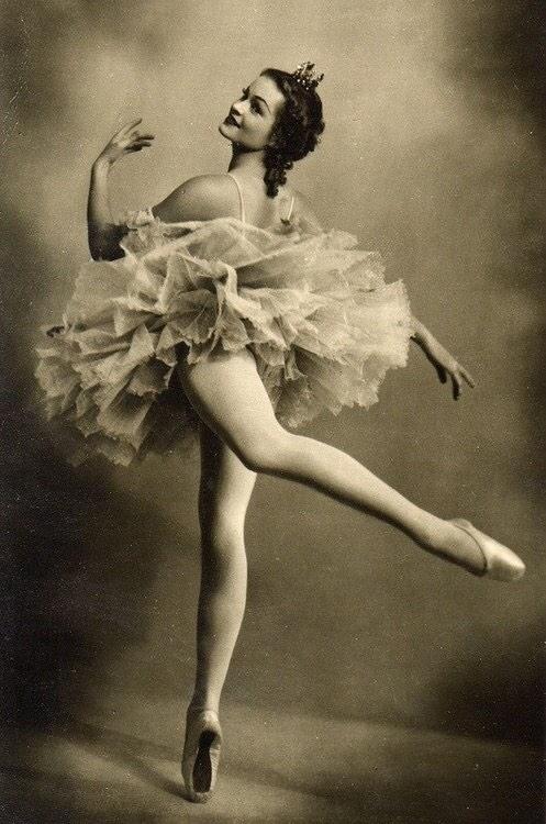 _studiosnob's tweet photo. #tbt #vintage #ballerina http://t.co/hM33SJqWZF