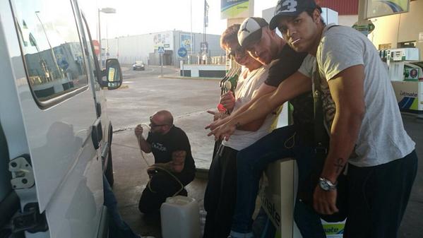 Julio_Sinlache's tweet photo. La q hemos liao echando gasolina... Jaja oju @Ivan_Sinlache @sones_jym @enriquegarfia @Carlos__MartinN @samuelcnn http://t.co/F5GfhgoxGa
