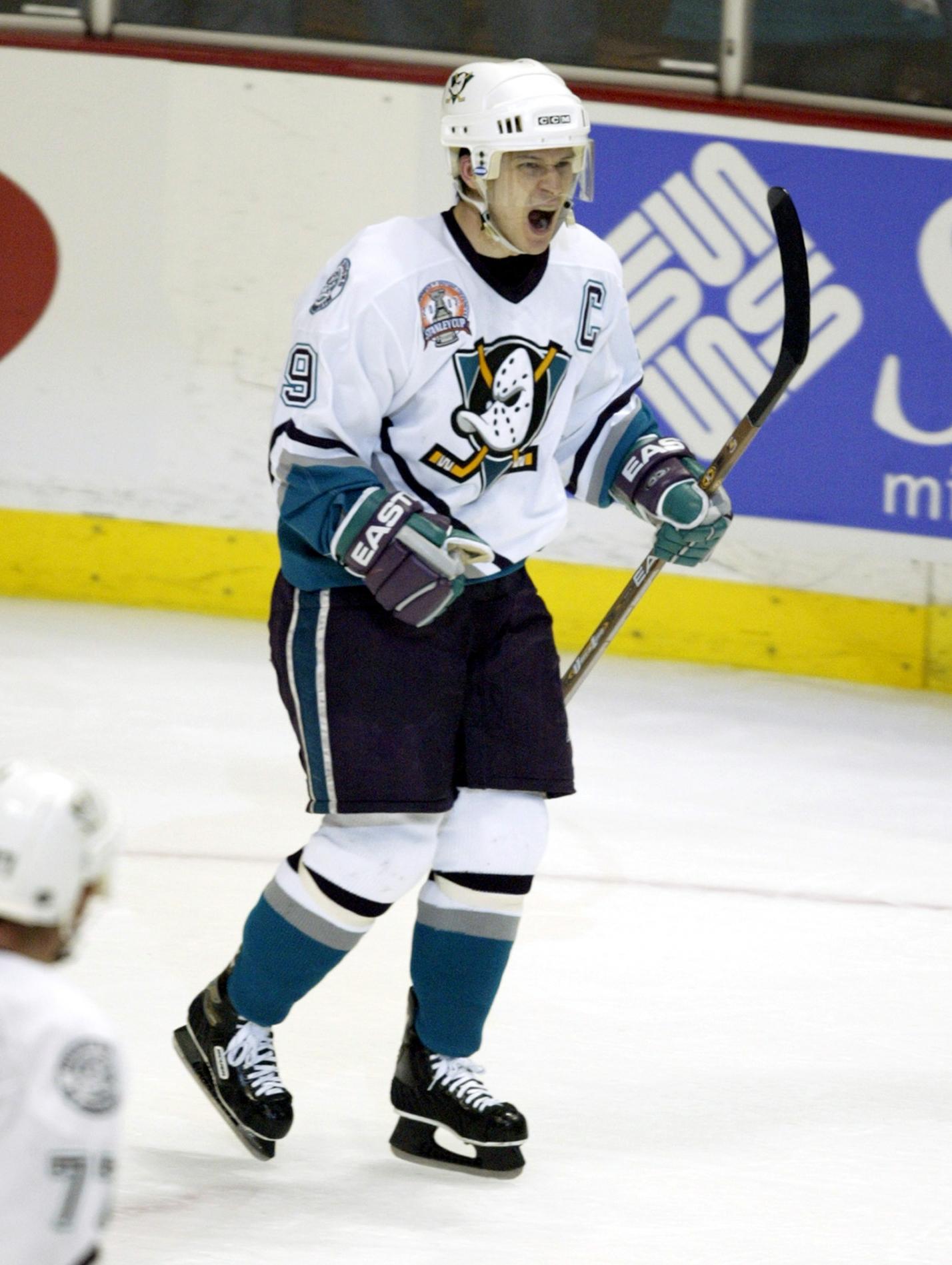 This guy turns the big 4-0 today. Happy birthday Paul Kariya! 
