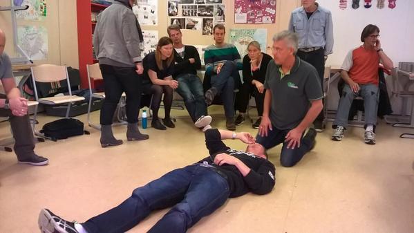 leerKRACHTmpi's tweet photo. Samen werken aan veiligheid op school: medewerkers van @csmprinsesirene hebben training #brandpreventie en #EHBO. http://t.co/O1wt0fExtI
