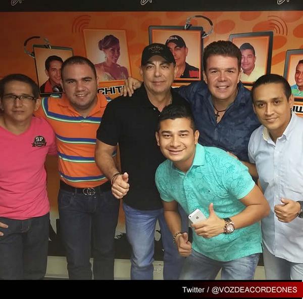 [FOTO] <a href="/fabiancorralesc/">fabian corrales c</a> &amp; <a href="/leonardofarfan4/">leonardo farfan</a> promocionando "la tienda de mis canciones" en #Villavicencio #QueBuenaFoto