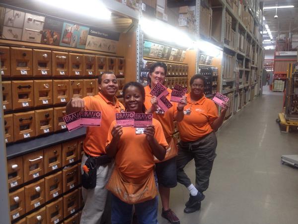 Store 0266 MET team giving each other and the store Bravo's for helping one another during Holiday Sets.