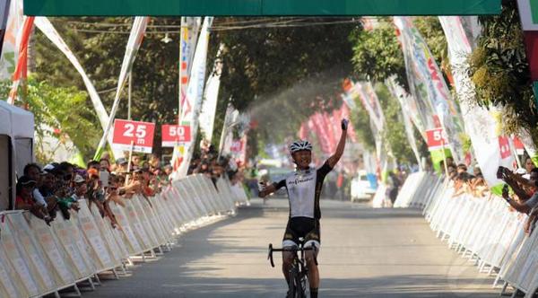 Pertama Ikut, Pembalap Jepang Langsung Juara bit.ly/1rfyjxt