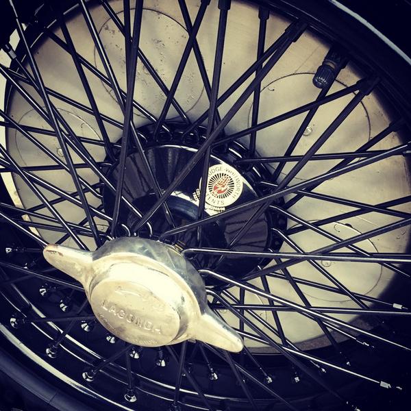 BicesterH's tweet photo. Spotted in and around Bicester Heritage today @Historit #RobertGloverLtd #KingsburyRacing @McLarenAuto @BentleyMotors http://t.co/Dr9Jk4VboS