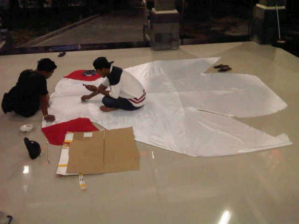 Di tempt lain, pemuda adat begadang membuat layang2 agar bisa menghiasi #ARTolakReklamasi padanggalak 14 okt 2014