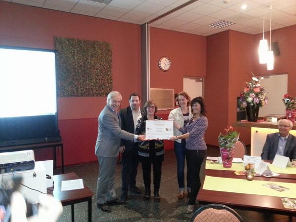 SamenVenlo's tweet photo. Venlo is de mantelzorgvriendelijkste gemeente van Limburg! Wethouder Testroote nam de oorkonde in ontvangst. http://t.co/jCtxY3xTW5