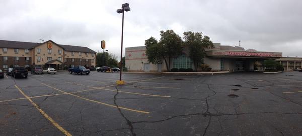 djmacjr's tweet photo. Whenever I see variations of #moptour I think of the lovely Hammond Super 8 and the strip-club sounding banquet hall http://t.co/RECsPxgHpO
