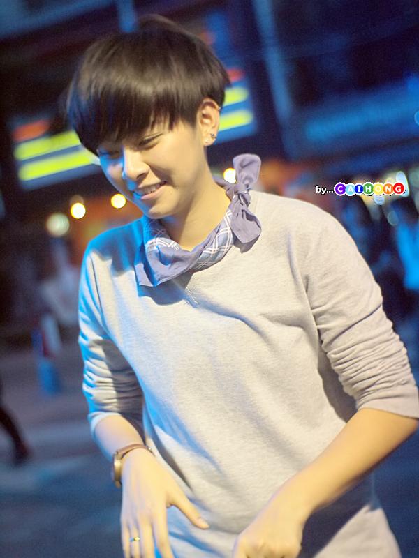 pprapaporn's tweet photo. #shakerscreen #หรือว่���เธอ เหล่ลงต่ำ มองอาราย @Nann_FC http://t.co/fm3gUwHaYS