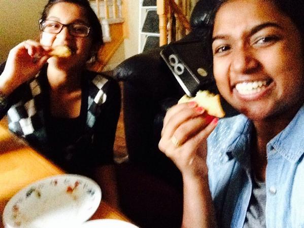 _jazena's tweet photo. We got hungry walking home so we stopped by Asian Food Centre to get samosas.😂😭😂 #TrueBrowns http://t.co/hXPXcKXYxj