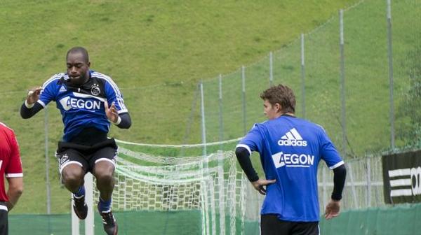 Ajaxshowtimecom's tweet photo. Van der Hart zal nooit naar Feyenoord gaan : http://t.co/Ot4L5pHQxe #ajaxshowtime #ajax http://t.co/aDwMfxTsbF