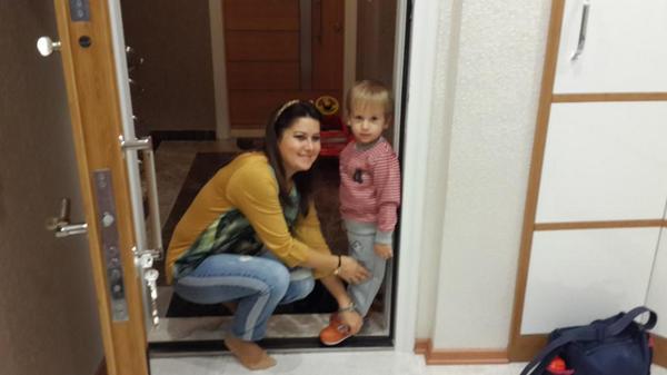 OncelERKAN's tweet photo. Paşanın ayakkabı giyme telaşı, anne destekli. . http://t.co/9Vfjitxj5D