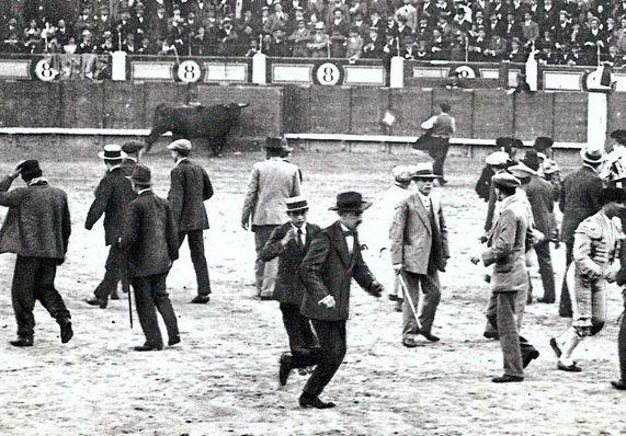 portaltaurino's tweet photo. Hoy hace 101 años alternativa de Belmonte en Madrid ESCANDALO la gente en el ruedo con el toro http://t.co/5fO3sU0mSA http://t.co/CpIA7m1Gul