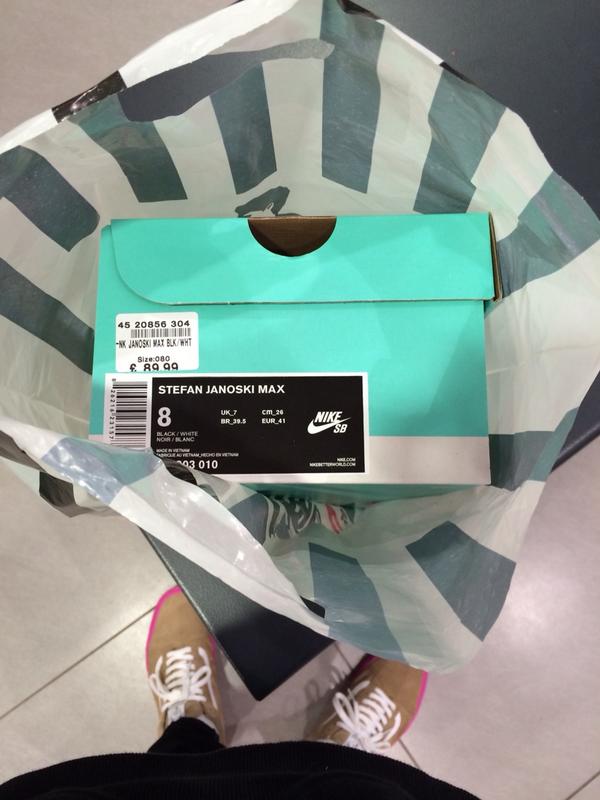 oli105bill's tweet photo. I have a problem with buying shoes http://t.co/bWtiPGu84C