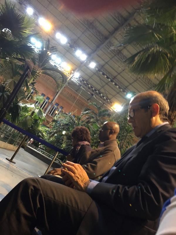 julioinsadji's tweet photo. "@6Monchu: @julioinsadji juliet!! Mira quien esta a mi lado en atocha para el ave!!! El chorizo numero 1😡😡 http://t.co/dTBN8LoqrQ"600 saca