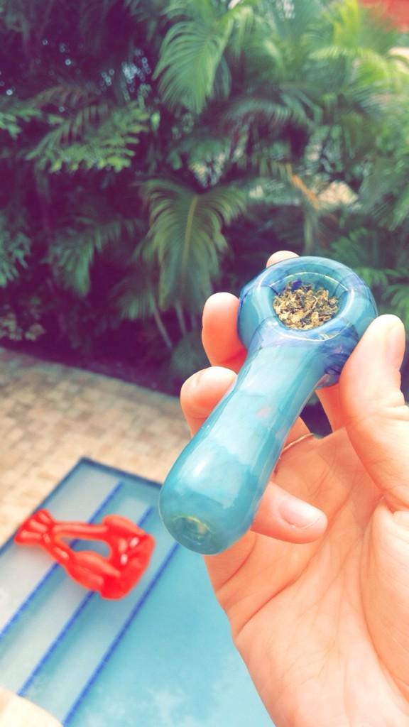 Lizzywilson22's tweet photo. 🌿💨 http://t.co/qL5U2n5oWI