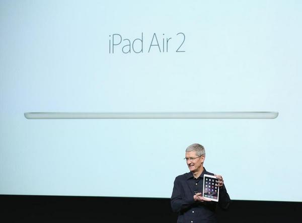 Apple CEO Tim Cook with the brand-new iPad Air 2. (@BostonGlobe/Twitter)