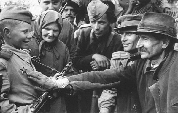 October 1944: Red army junior scout Victor Zhayvoronok meets #Serbia'n civilians near #Belgrade after liberation