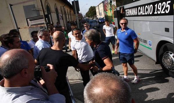 Linkiesta's tweet photo. E la #Ternana solidarizza con gli operai in sciopero della #Ast. Sul blog @olivegreche: http://t.co/3Gbg7xR9oM http://t.co/iUzwPddodV
