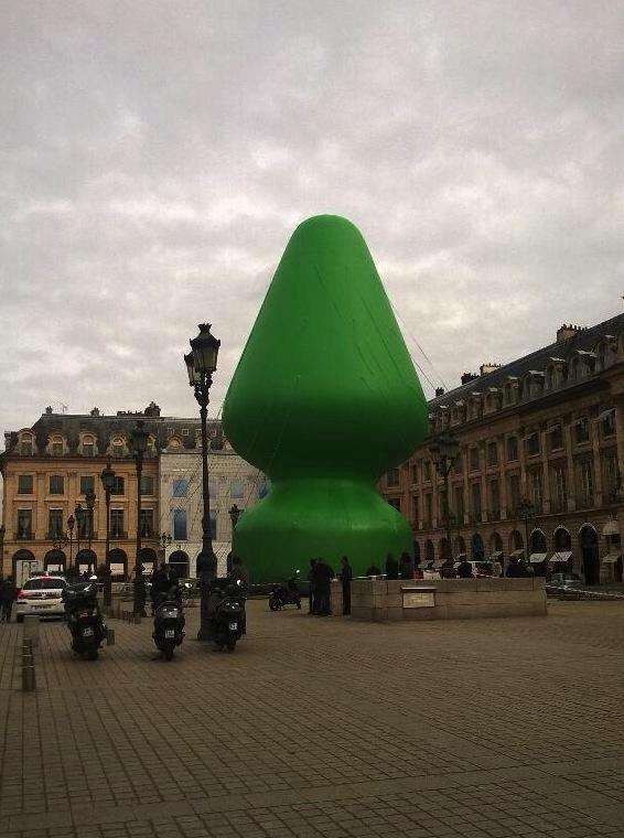Place Vendôme: plug anal ou sapin ? Allez voir les autres œuvres de  l'artiste et cet article ! http://t.co/YLBEDf5pvy