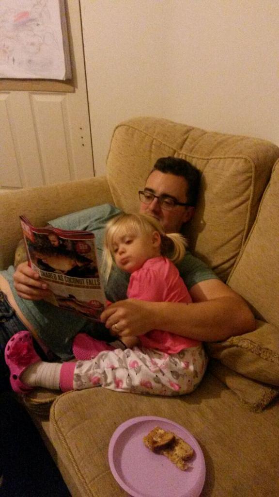 FatStuey's tweet photo. Bed time story's and cuddles @CarpTalkMag. http://t.co/wceCQRpG3P