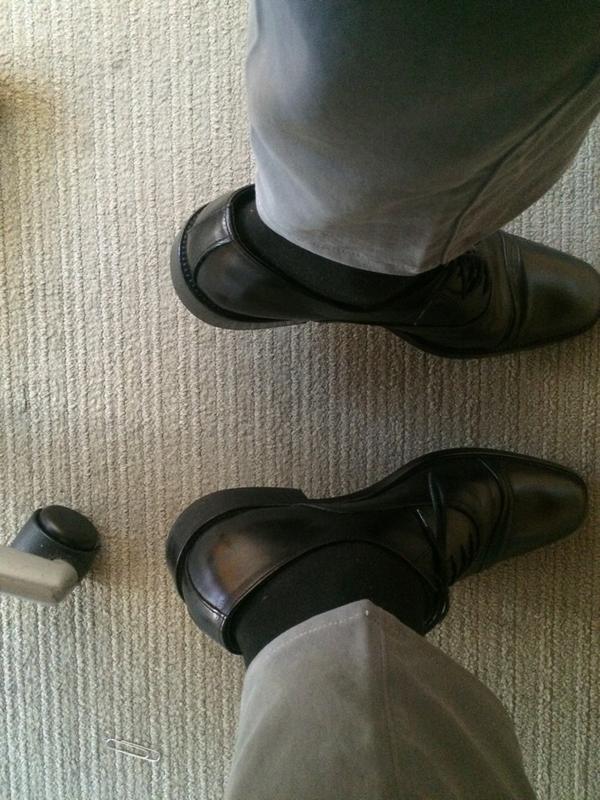 hlthywrkngman's tweet image. It's ok to exercise at work. No one needs to know you're doing calf raises under the desk. #HWM #deskfit #legday