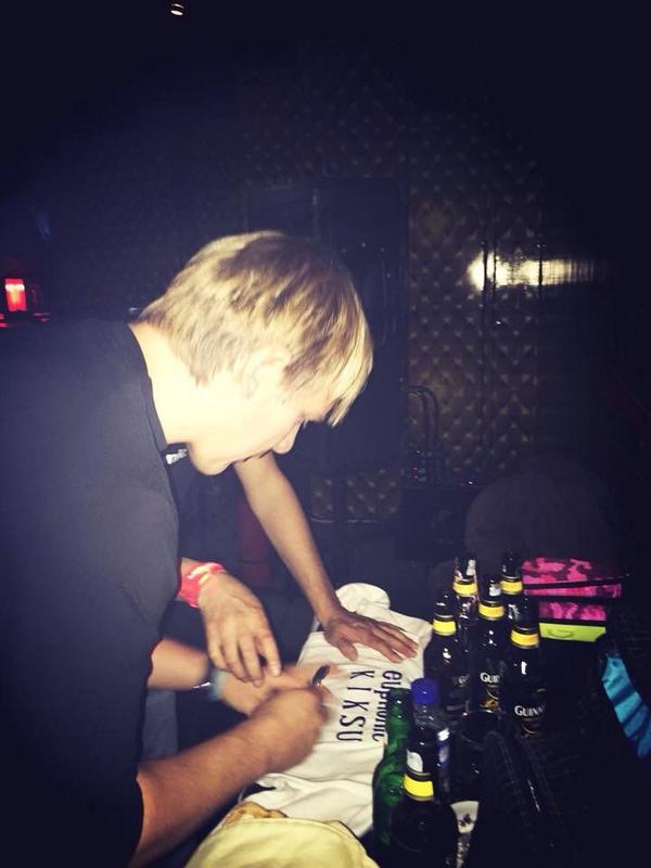 nikispurs4life's tweet image. with the Masters!! @KyauAndAlbert and @MLDSPOT 
#TRANCE
#Kyau&amp;amp;Albert
#EUPHONIC Euphoria
#GotmySIGNEDShirt 

#DANKE