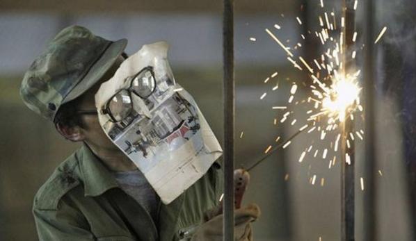 realjknoxville's tweet photo. From the front he looks like the invisible man, from the side just an idjit' wearing the world's worst welding mask. http://t.co/8SiVPOkdvL