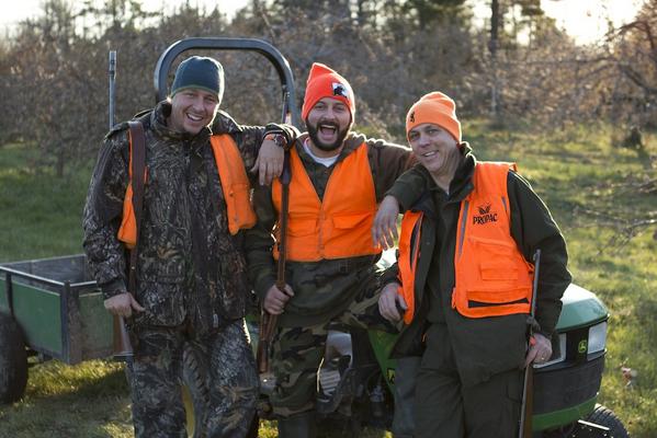 Zeste_tv's tweet photo. @fpouliot et @francoisforest chassent avec #Féliipé le #pimp de la #saucisse ce soir à 19h30! http://t.co/0eQm0SGo9Z http://t.co/YFslSaB6KI