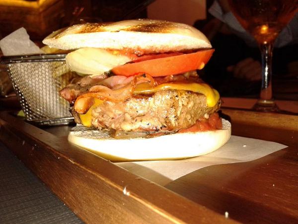 thehamburgerday's tweet photo. Las elecciones de hoy en #tatesburger http://t.co/F2bjFBGb6Y