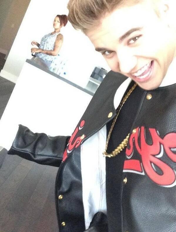 motherfckrss's tweet photo. #EMABiggestFansJustinBieber http://t.co/ZYNERg6MuS