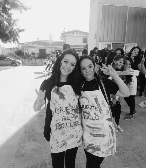 saraypallares2's tweet photo. #Novatadas2014 @LauraLc95 http://t.co/sEJfmb72jJ