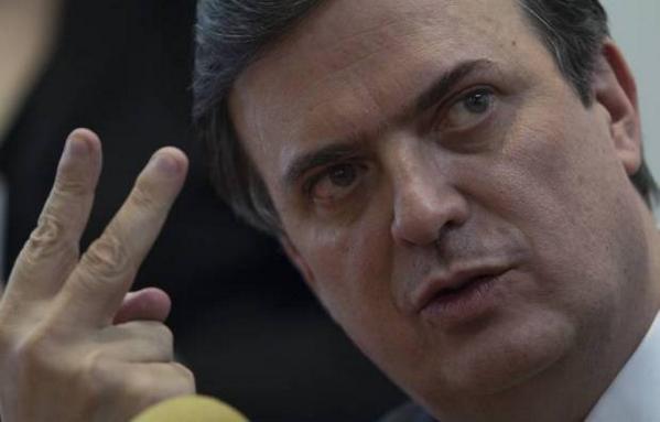 SetsiPao_'s tweet photo. Popularidad de Ebrard a la baja. http://t.co/FXzpkKuwhp Igual que el PRD en el DF con su #HoyNoCircula @tmullergarcia http://t.co/mQRFoT9Lpw