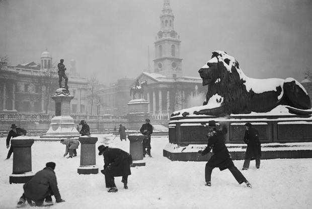 Amazing Historical Photo of Trafalgar Square in 1931 