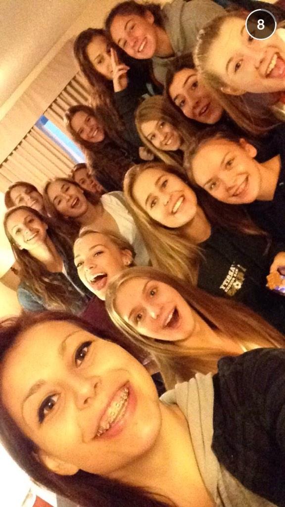 _LaurynKinakin's tweet photo. provincials with these girls⚽️💚 #imattheback 😂 http://t.co/eu6NMUtWrF