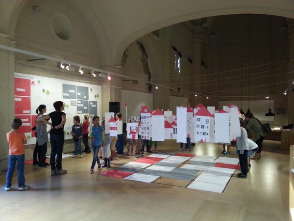cuartocrecient6's tweet photo. La ciudad crece en #conventoLAB arquitectura de papel niños @lacasadetomasa @laciudadviva @rellitas @gaiaredaelli http://t.co/HoYrAi03Y0