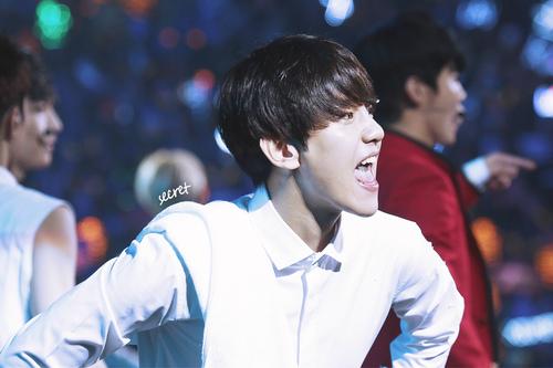 ByunBaekhyunID's tweet photo. [HD] 140921 Baekhyun #TLPBeijing © secret http://t.co/fYe7c5l5bz http://t.co/G3vXwqHHGQ http://t.co/OhVTZFecye http://t.co/nPKesLUrqz