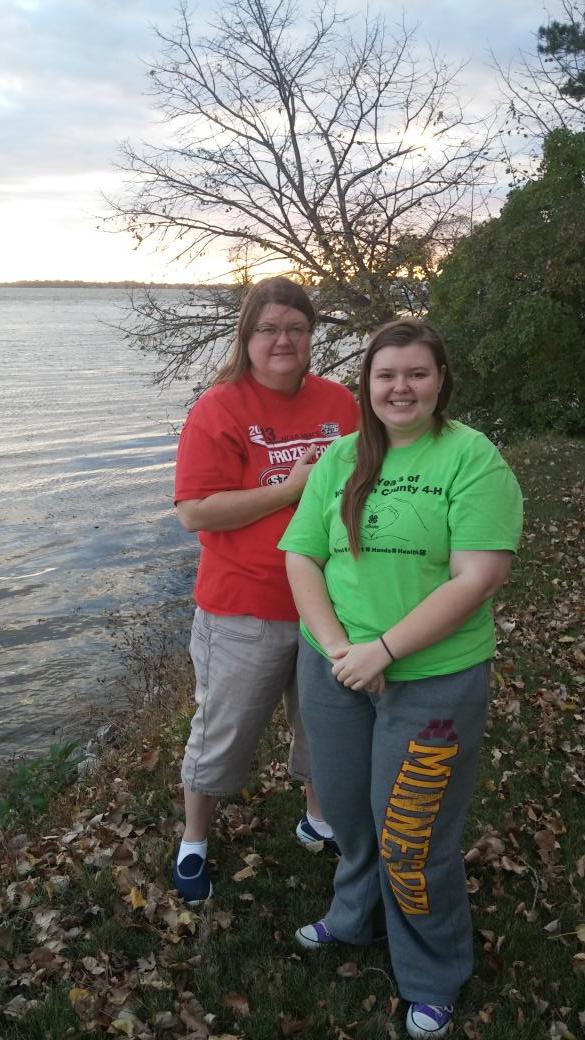 sushix8's tweet photo. Chix by the lake #fallwaves @throlson @beth_throlson @DEER1JET http://t.co/KwXqttuOLU