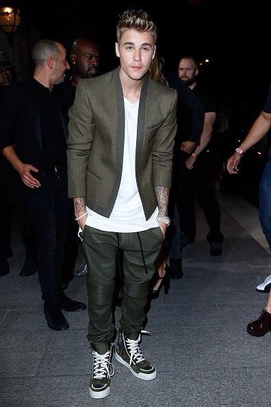 kidrauhldelux's tweet photo. poste fotos do justin e marque 10 pessoas para fazer o mesmo usando a tag #EMABiggestFansJustinBieber http://t.co/WGxPuvB3sB