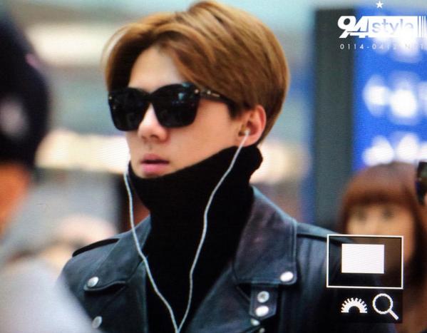 01140412net's tweet photo. 141017 인천공항 출국 #세훈 목티랑 라이더자켓이 다 했쟈나ㅠㅠ http://t.co/mSkUVvDWcj