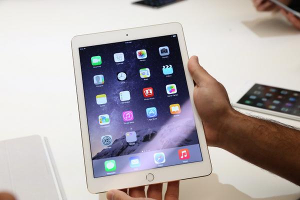TechCrunch's tweet image. Hands on with the iPad Air 2 tcrn.ch/1sXXfA0