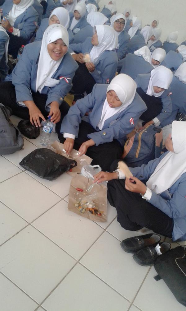 Selamat makan siang teman teman :)