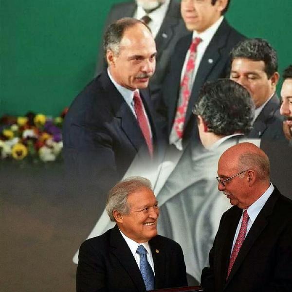 harryposada's tweet photo. El acta de los acuerdos de paz, 22 años después. 

http://t.co/stYvlk32k6