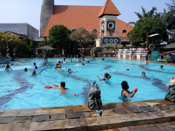 SMIacademy's tweet photo. Renang..renang..senangnya anak2 SD berenang dan bermain di air :) http://t.co/m3eTJuTLuX